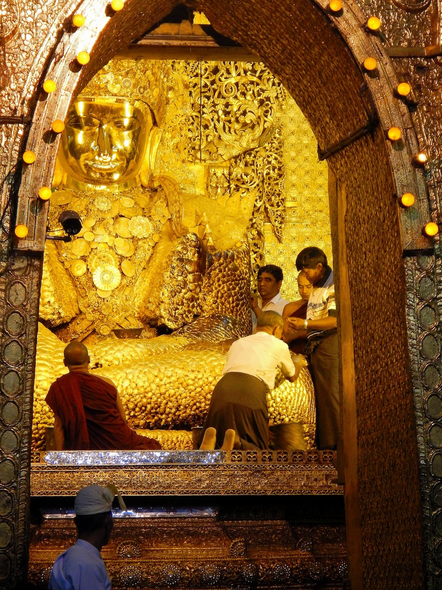 07 Mandalay 012 Mahamuni 4 Buda con fieles y monje