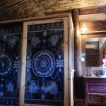 Las "cortinas" de batik dan privacidad a la ducha y el baño