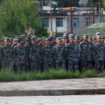 Soldados a la entrada del embarcadero del río Jīnshā